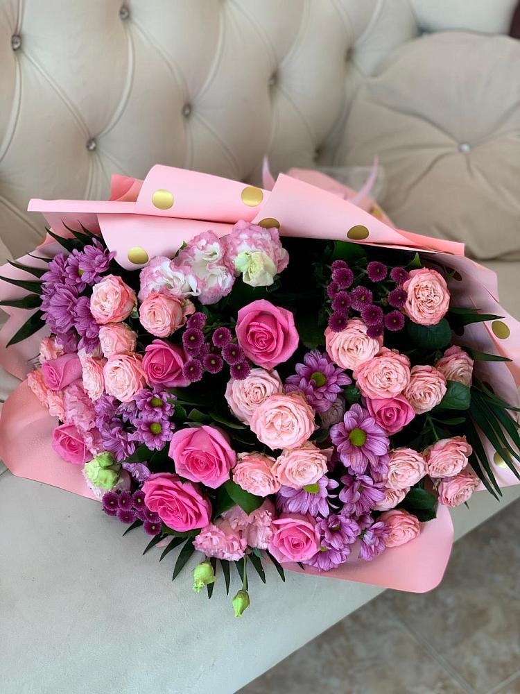 Букет цветов из: Хризантемы, Розы и Лизиантусы в Зеленогорске