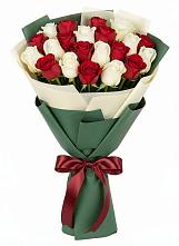 Букет Микс из красных и белых роз в Зеленогорске