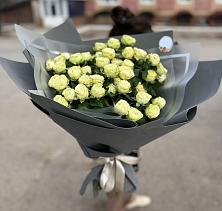 Букет Белые кустовые розы Солинеро в Зеленогорске