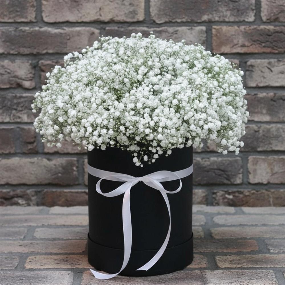 Цветочная композиция из Гипсофила в шляпной коробке в Зеленогорске