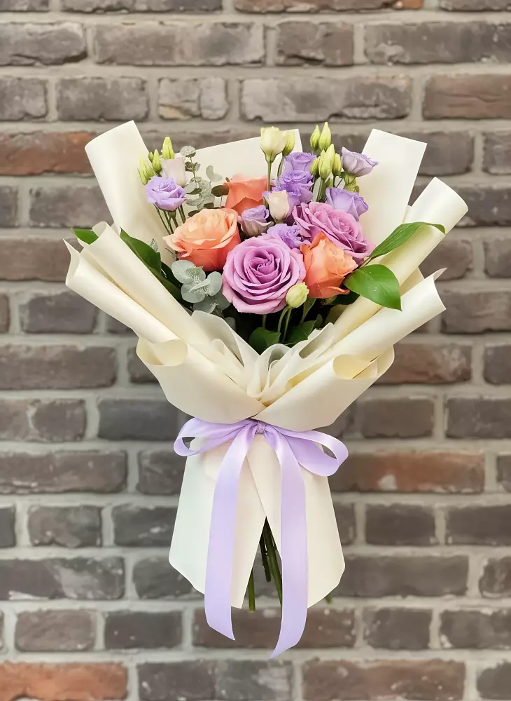 Букет цветов из: Лизиантусы и Розы в Зеленогорске