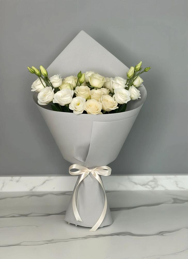 Букет цветов из: Розы и Лизиантусы в Зеленогорске