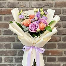 Букет цветов из:  Лизиантусы и Розы в Зеленогорске