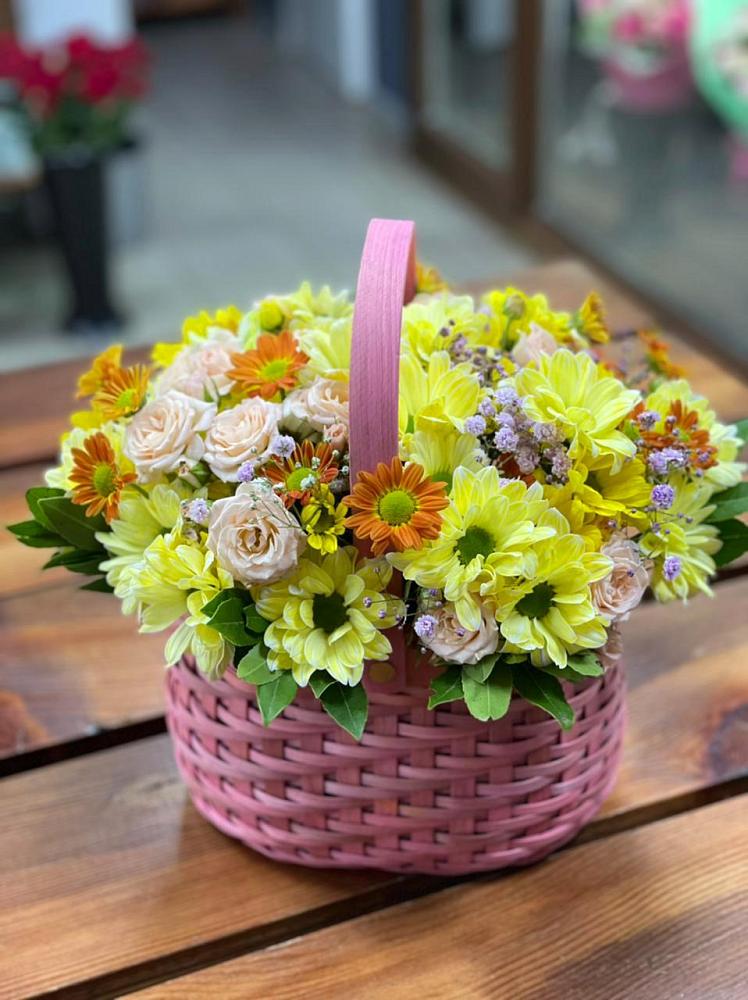 Цветочная композиция из Хризантемы и Розы в корзине в Зеленогорске