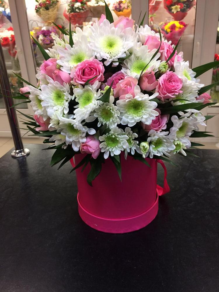 Цветочная композиция из Розы и Хризантемы в шляпной коробке в Зеленогорске