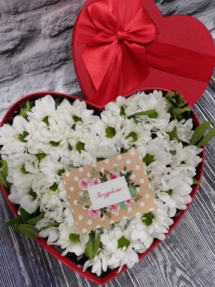 Цветочная композиция из Хризантемы в виде сердца в Зеленогорске