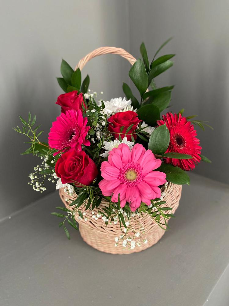 Цветочная композиция из Розы, Хризантемы и Герберы в корзине в Зеленогорске