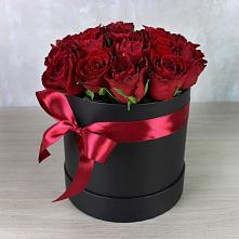 Цветочная композиция из Розы в шляпной коробке в Зеленогорске