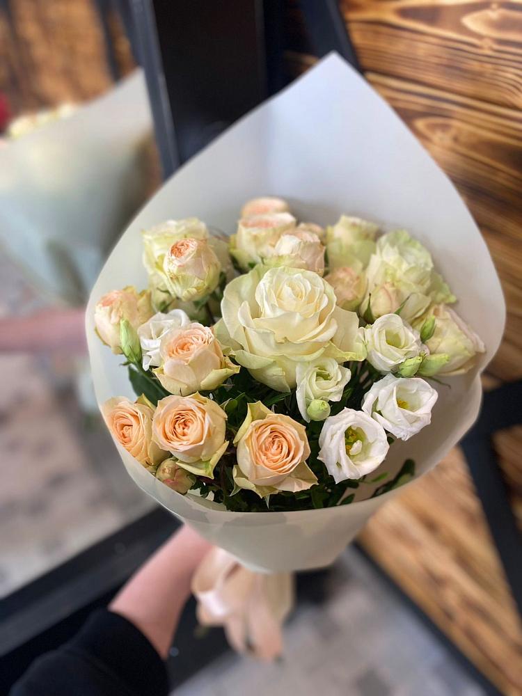 Букет цветов из: Розы и Лизиантусы в Зеленогорске